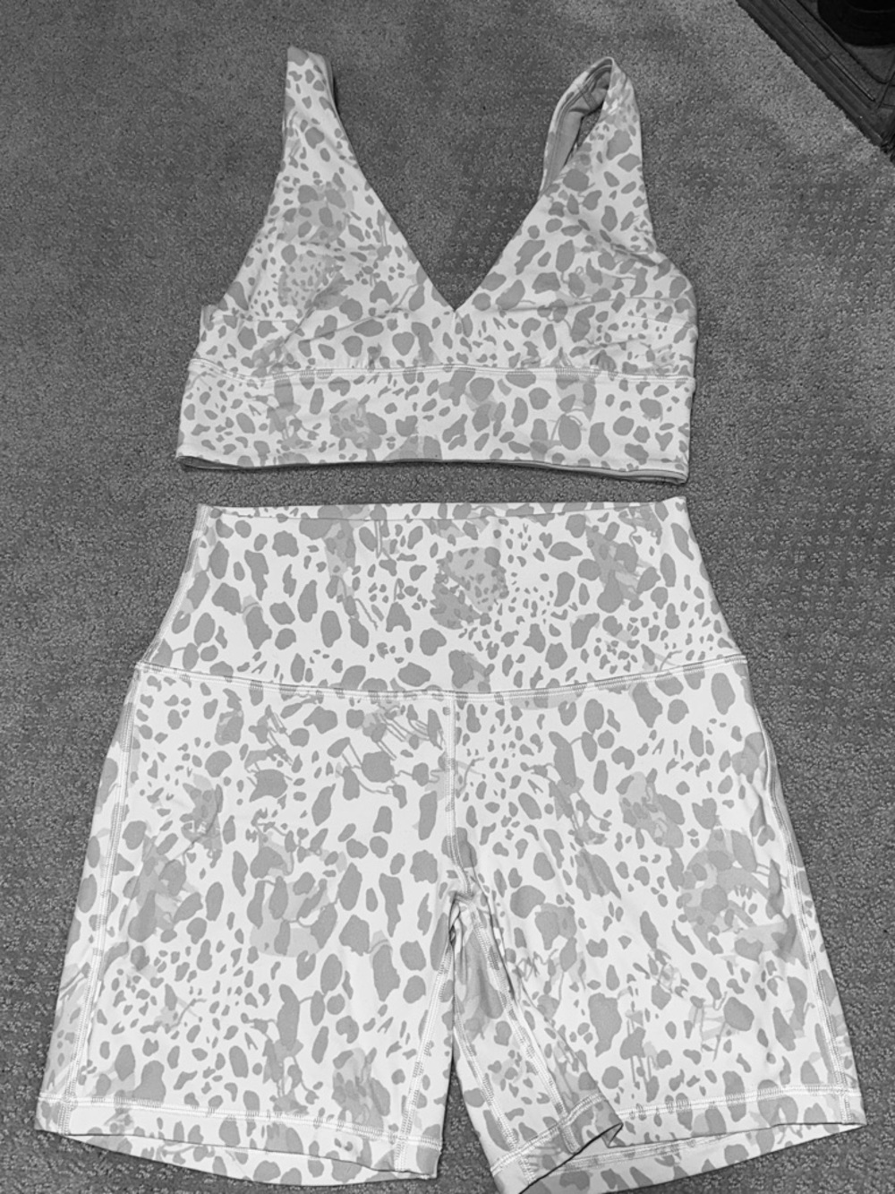 Very Good Cond! 2pc Lululemon Light Gray & White Leopard Print Set